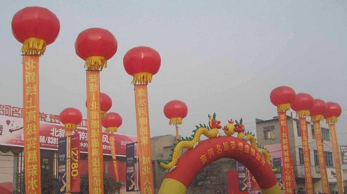 上海商场开业庆典活动飘空气球飘至江苏炸伤人